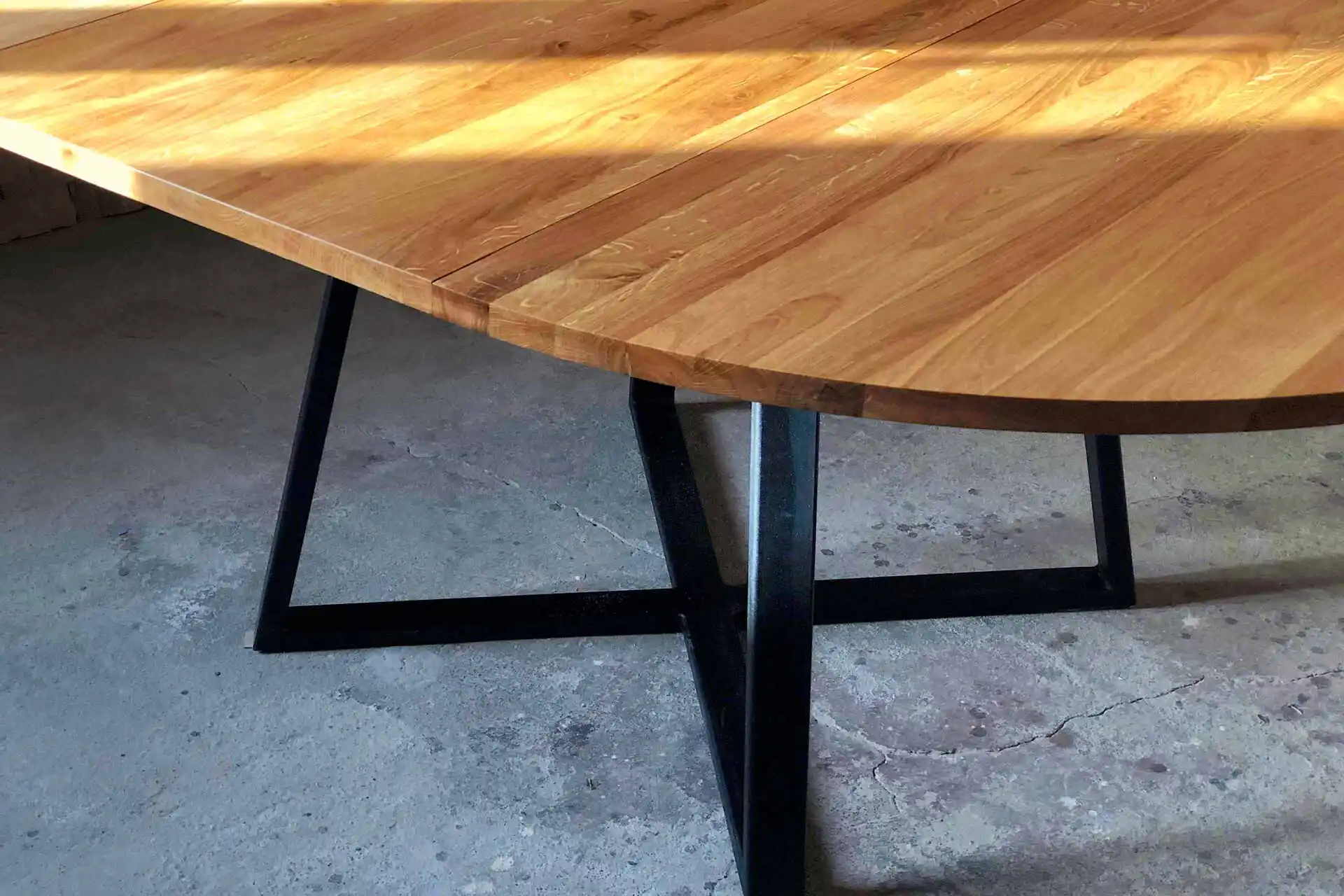 Mane Black II extendable oak dining table
