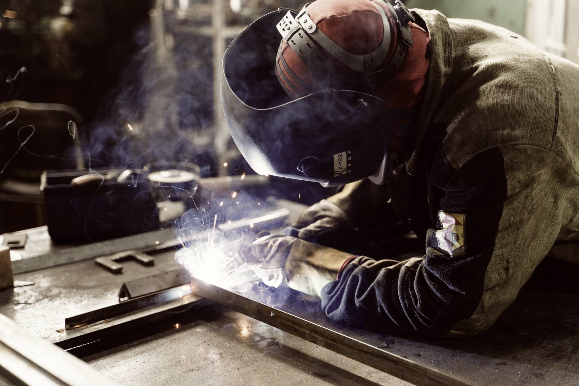 welding process of steel table frame