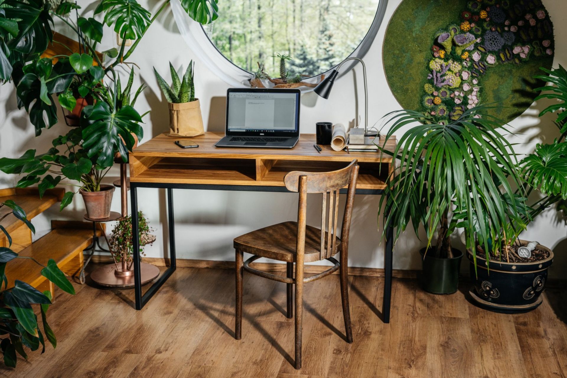 The BLÄCK LIGHT desk made of solid oak wood – Urban jungle style home office