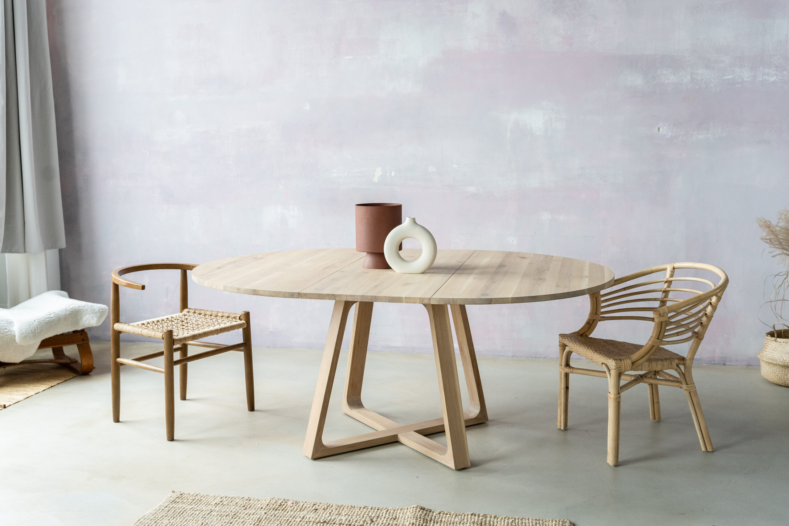 Non-_extendable round table with raw oak effect