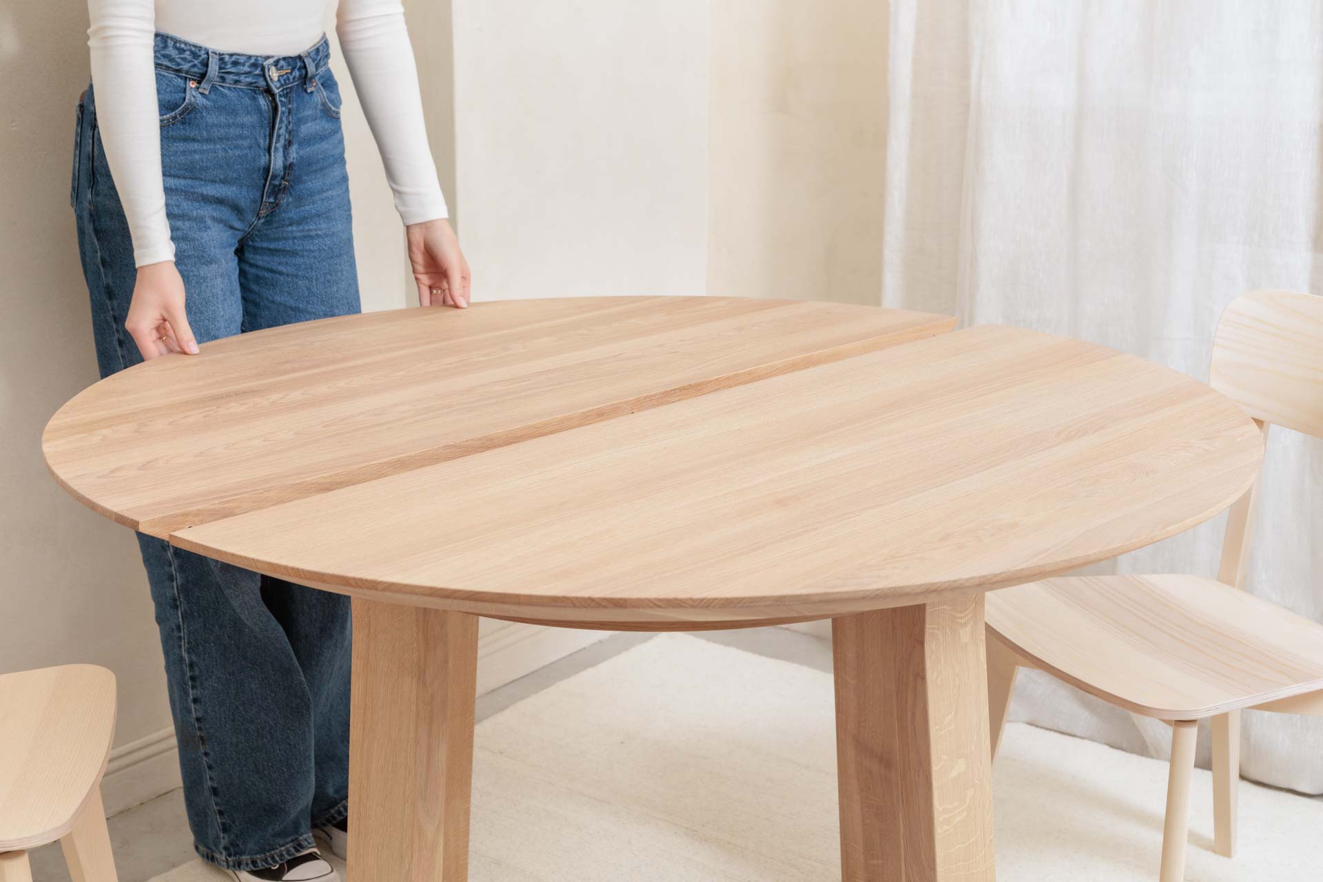 ORBIS oak wood round table